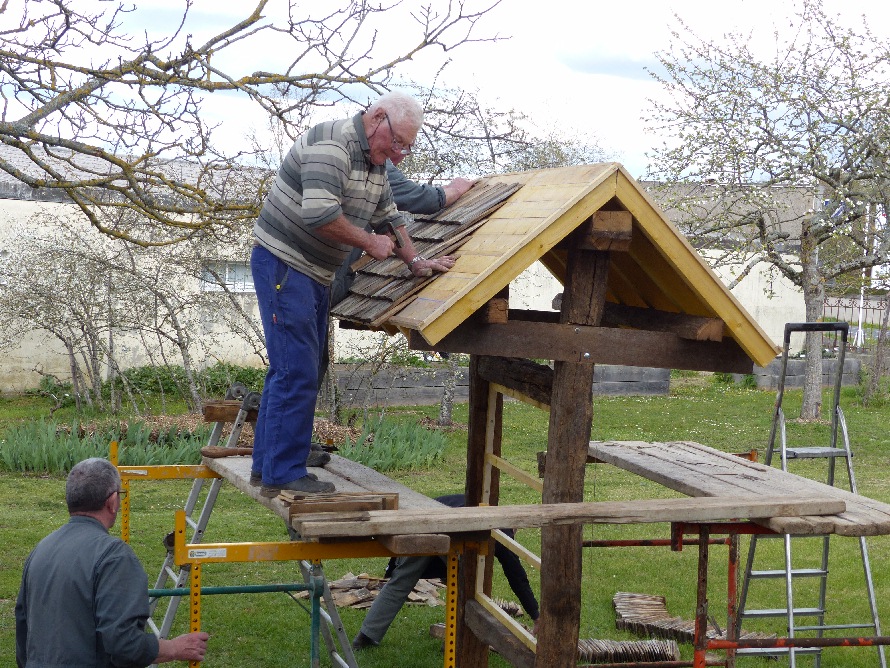 Cloutage des bardeaux en chtaignier sur les voliges